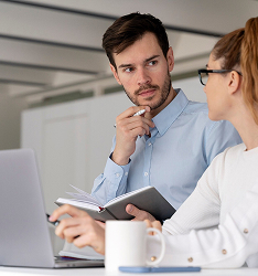 hombre asesora a mujer